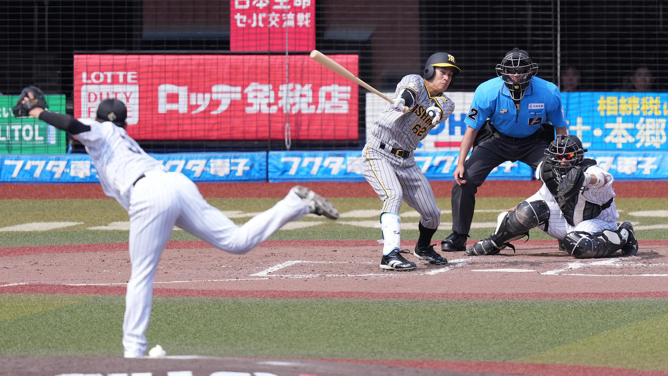 ロッテ対阪神　3回表阪神2死、空振り三振に倒れる植田。投手田中晴（撮影・鈴木みどり）
