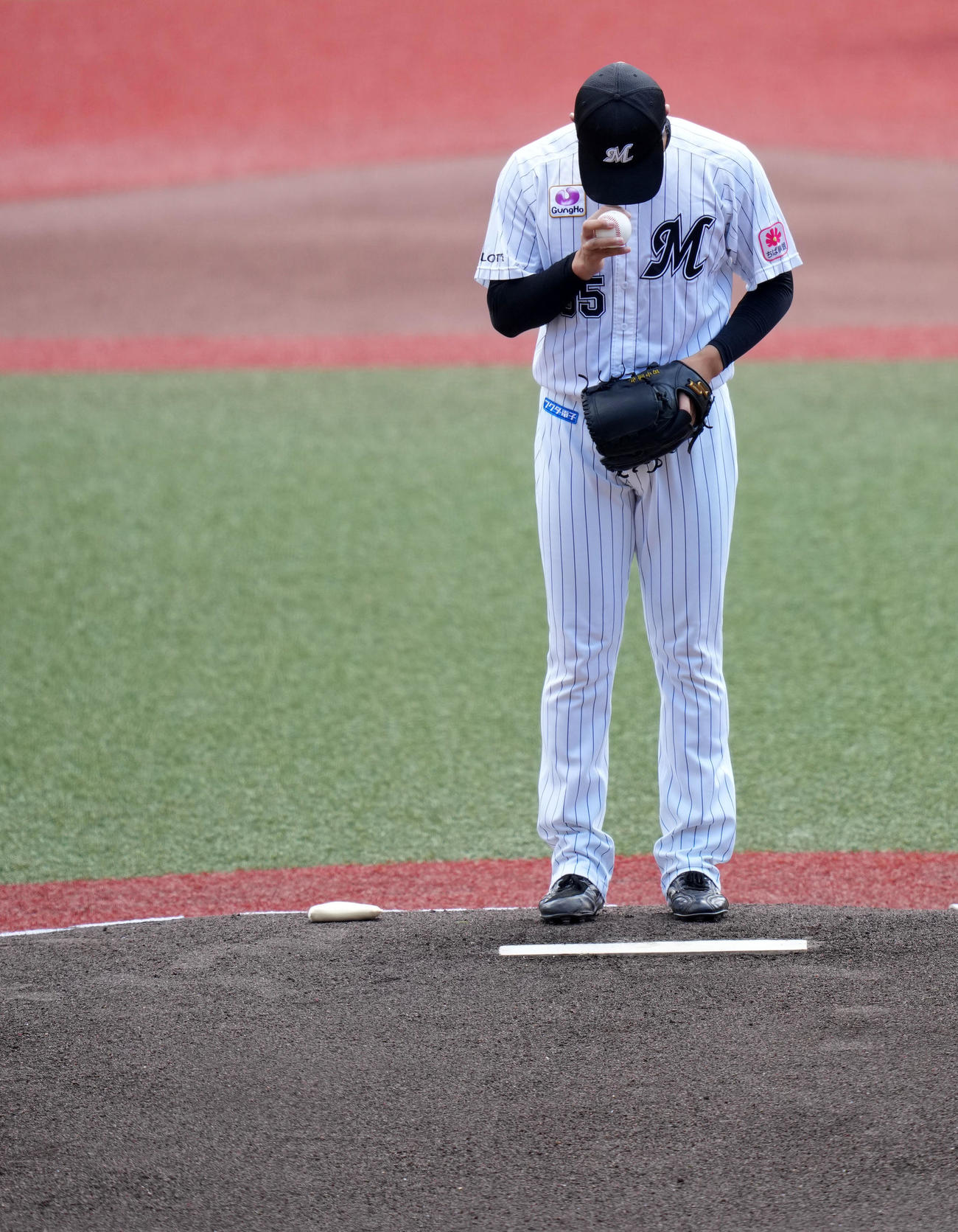 ロッテ対阪神　1回表開始前、マウンドで集中するロッテ田中晴（撮影・横山健太）