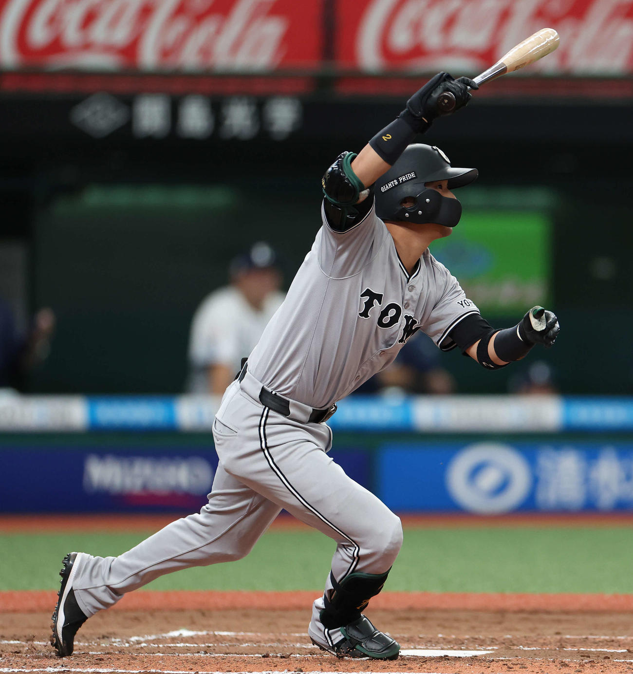 西武対巨人　6回表巨人無死満塁、右ゴロを放つ吉川（撮影・河田真司）