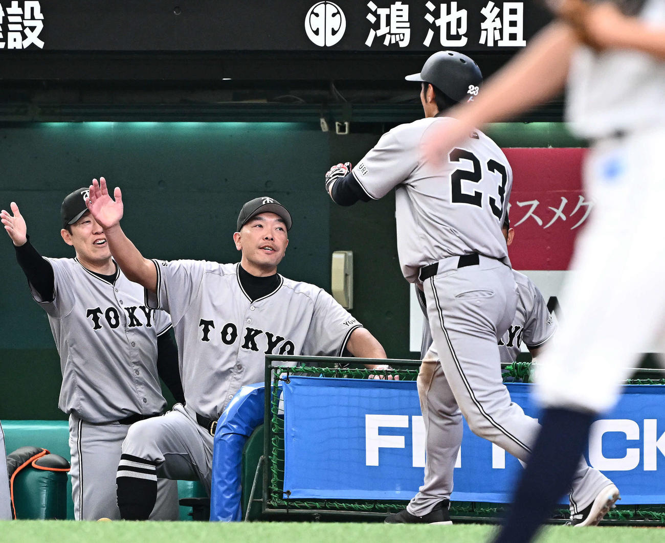 西武対巨人　5回表巨人無死満塁、吉川の右ゴロで生還した立岡（右）を迎える阿部監督（中央）（撮影・滝沢徹郎）
