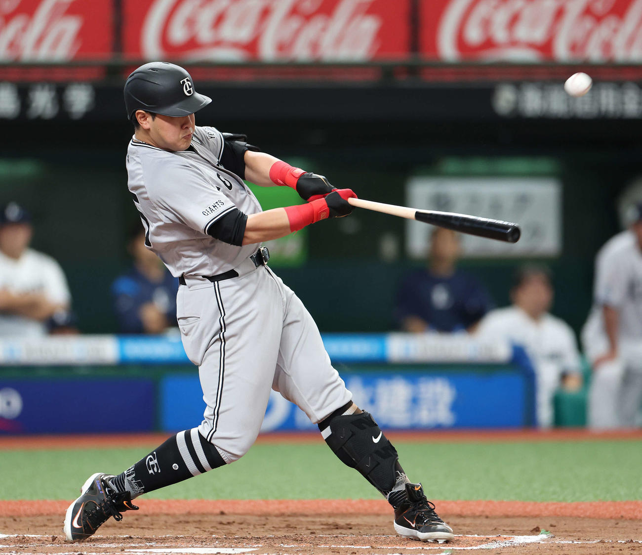 西武対巨人　6回表巨人1死一、三塁、左犠飛を放つ岡本和（撮影・河田真司）
