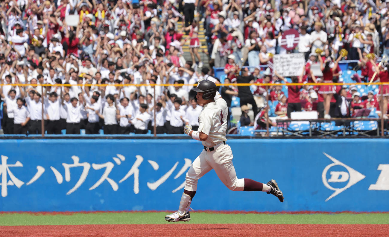 慶大対早大　3回裏早大2死、左越え本塁打を放ちガッツポーズの吉納（撮影・野上伸悟）