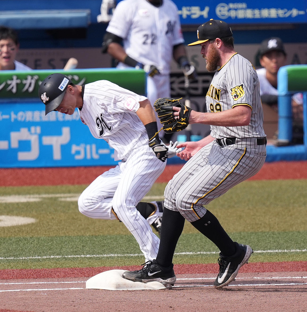 ロッテ対阪神　4回裏ロッテ1死、高部（左）に一塁内野安打を許すビーズリー（撮影・鈴木みどり）