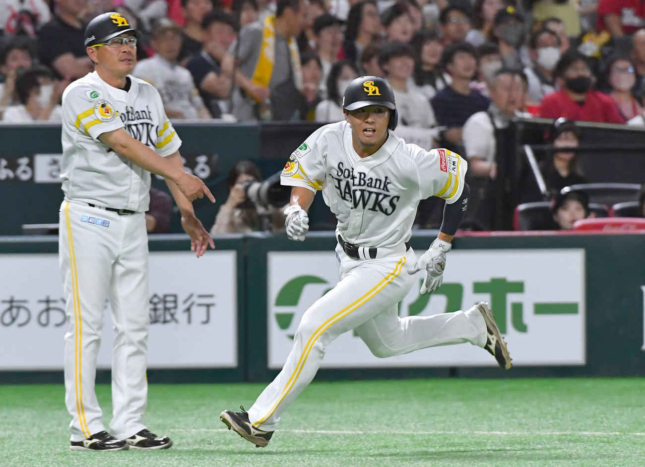 ソフトバンク対広島　3回裏ソフトバンク無死二塁、今宮の先制右前適時打で生還した佐藤直（撮影・岩下翔太）