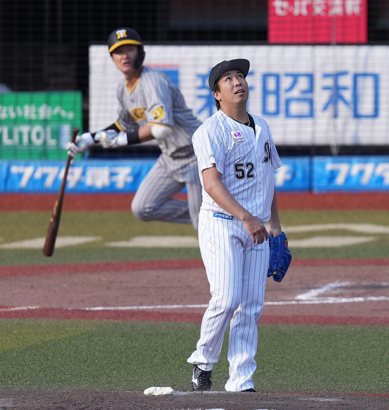 ロッテ対阪神　9回表阪神1死三塁、渡辺に左犠飛を浴びる益田（撮影・鈴木みどり）