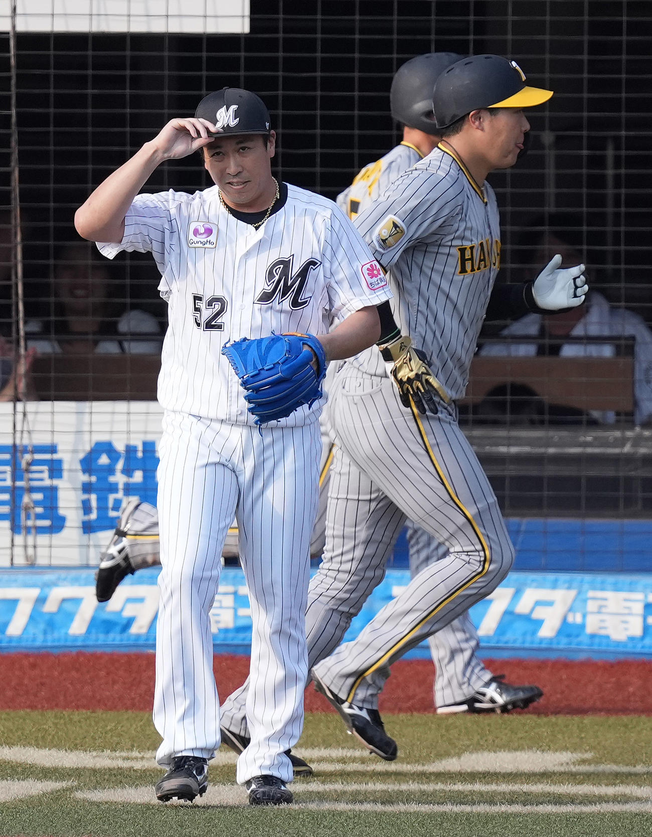 ロッテ対阪神　9回表阪神1死三塁、渡辺に左犠飛を浴び、浮かない表情の益田（撮影・鈴木みどり）