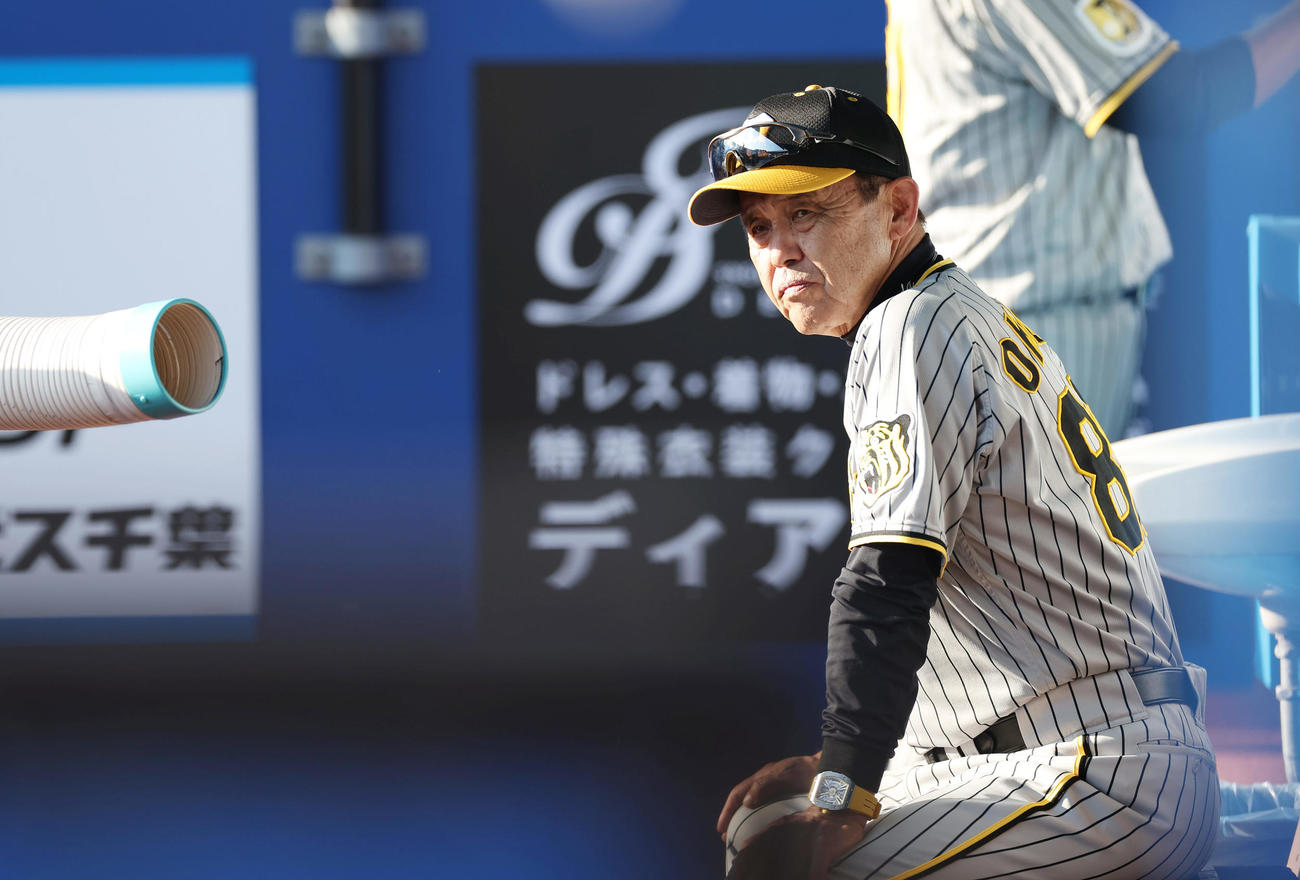 ロッテ対阪神　10回表の攻撃を前にベンチで厳しい表情を見せる阪神岡田監督（撮影・前田充）