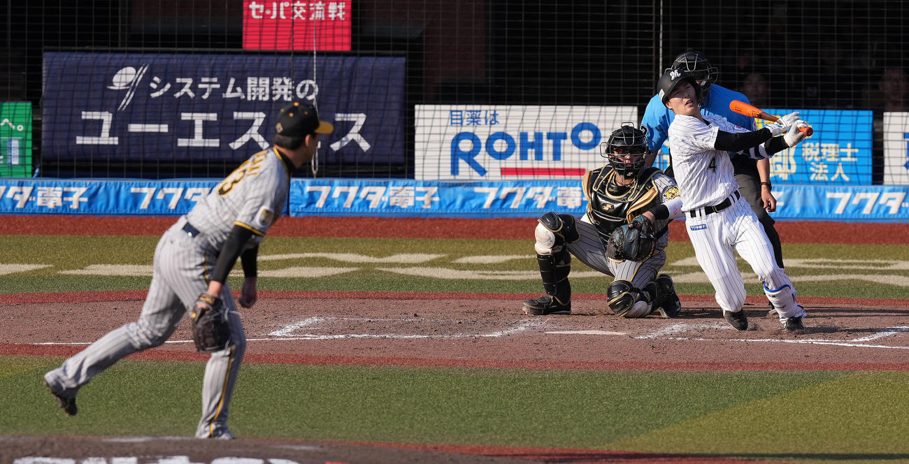 ロッテ対阪神　9回裏ロッテ2死二塁、左適時二塁打を放つ友杉。投手岩崎（撮影・鈴木みどり）
