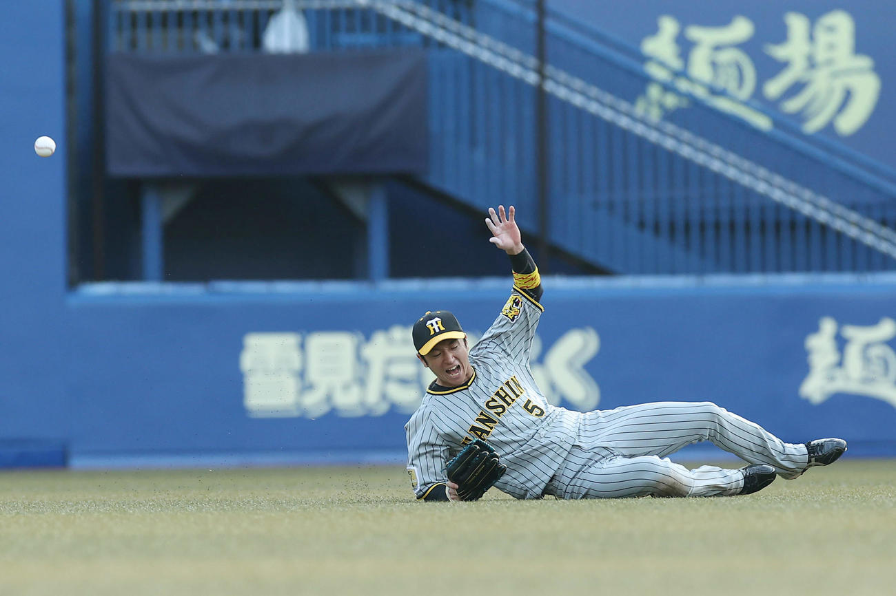 ロッテ対阪神　9回裏ロッテ1死、中村奨の打球に滑り込むも捕球できず二塁打とされる中堅手近本（撮影・前田充）