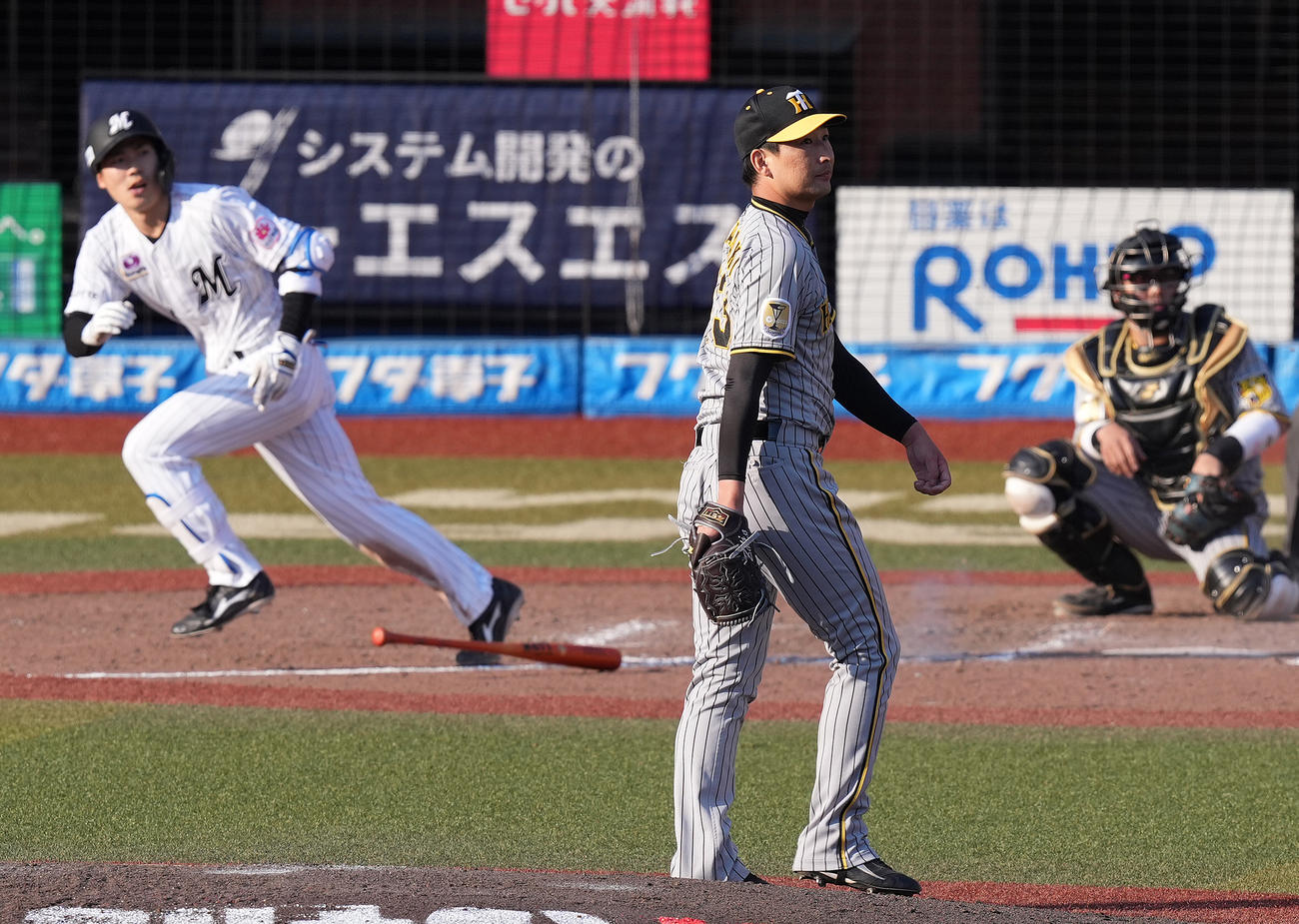 ロッテ対阪神　9回裏ロッテ2死二塁、友杉に左適時二塁打を浴びる岩崎（撮影・鈴木みどり）