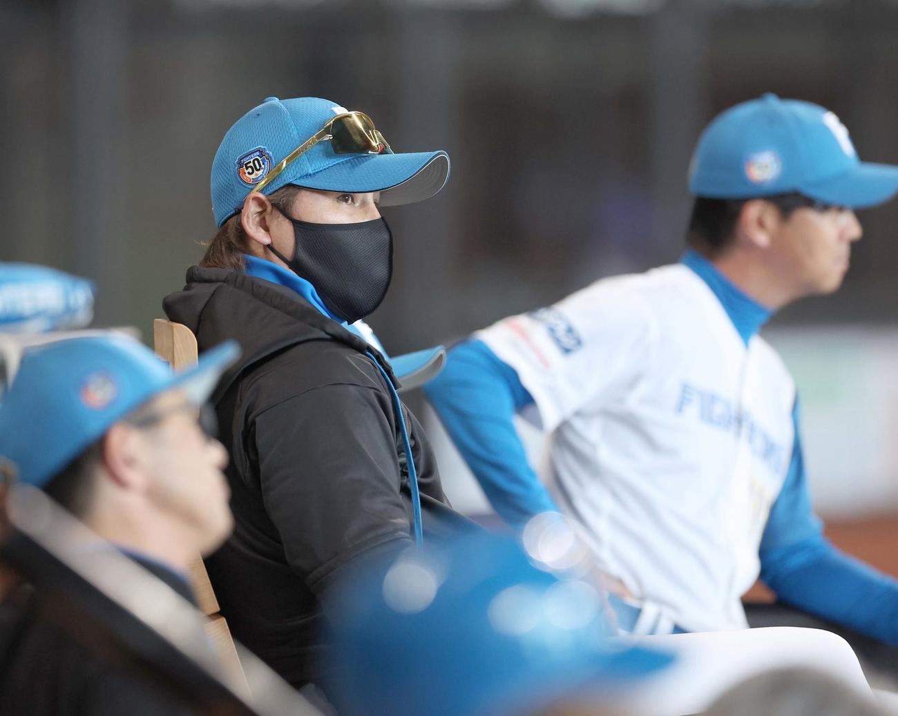 日本ハム対DeNA　ベンチで渋い表情の新庄監督（撮影・黒川智章）