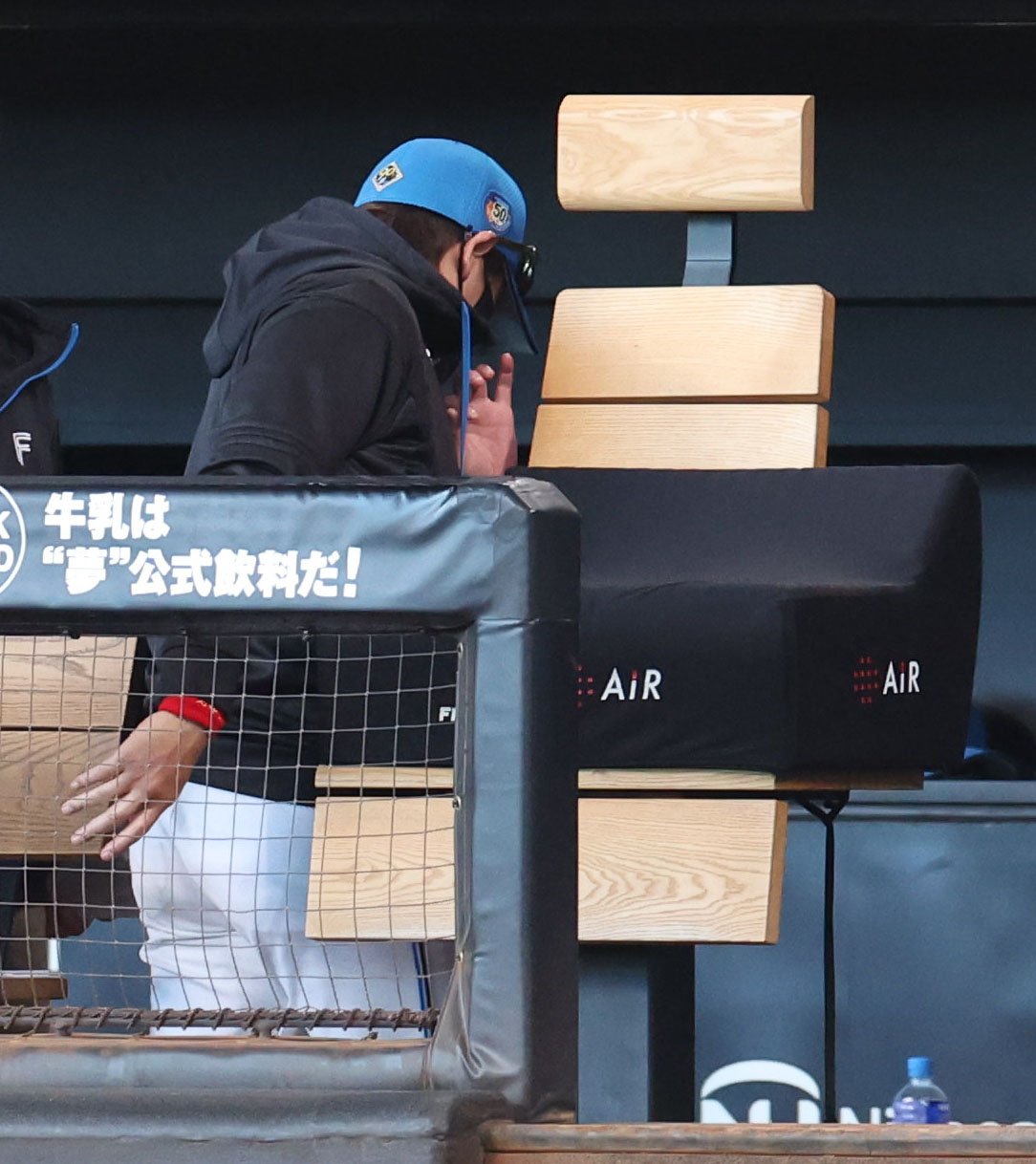 日本ハム対DeNA　試合終了後、足早にベンチを後にする日本ハム新庄監督（撮影・佐藤翔太）