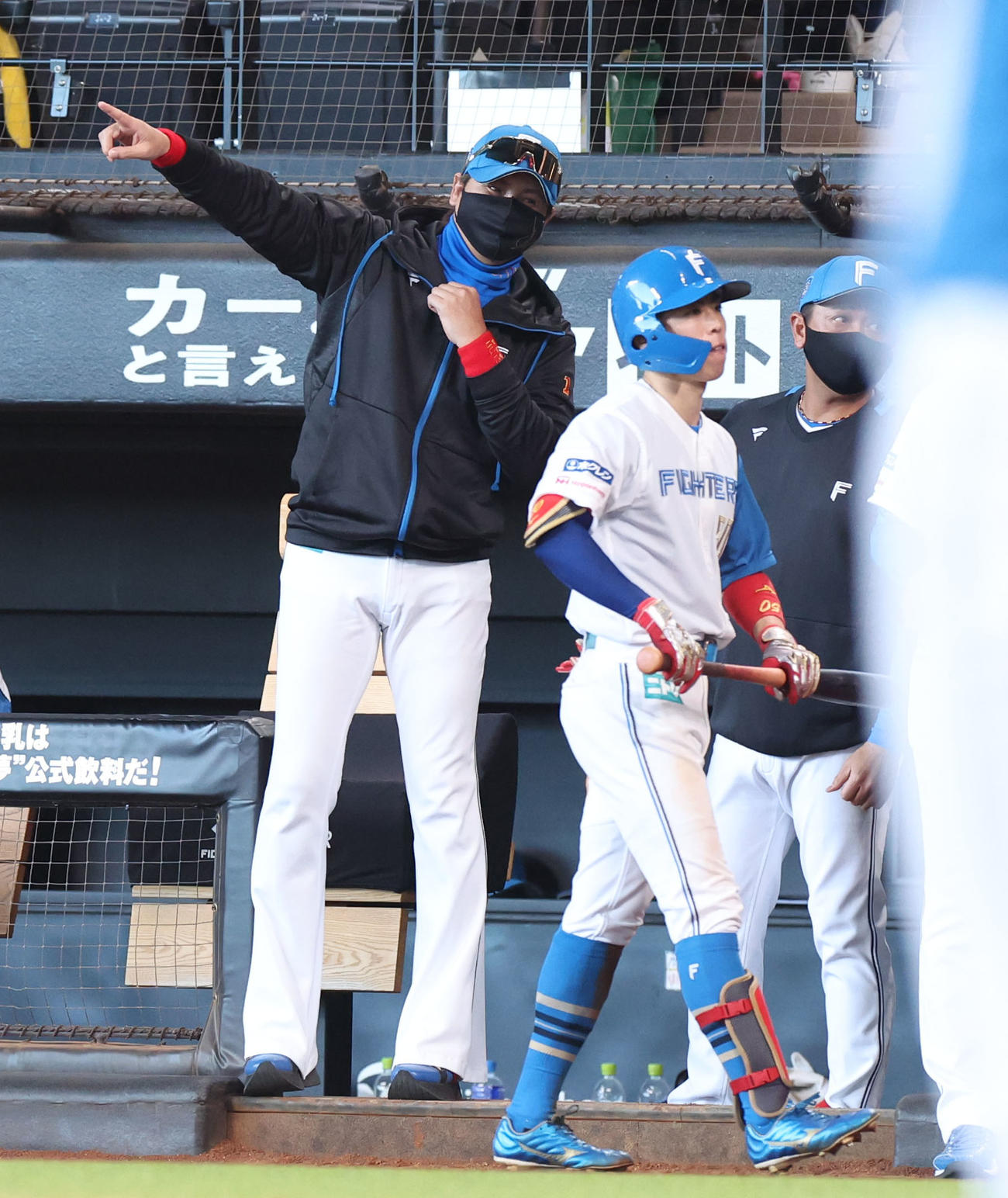 日本ハム対DeNA 7回裏日本ハム2死一、二塁、水谷の左前適時打に喜ぶ新庄監督（撮影・佐藤翔太）