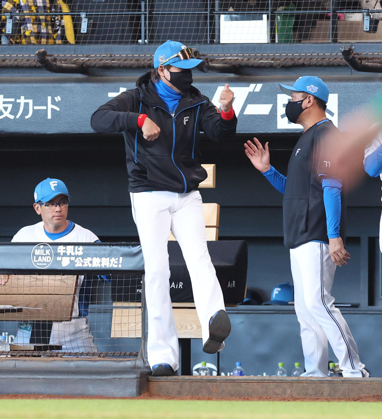 日本ハム対DeNA 7回裏日本ハム2死一、二塁、水谷の左前適時打に踊りながら喜ぶ新庄監督（撮影・佐藤翔太）