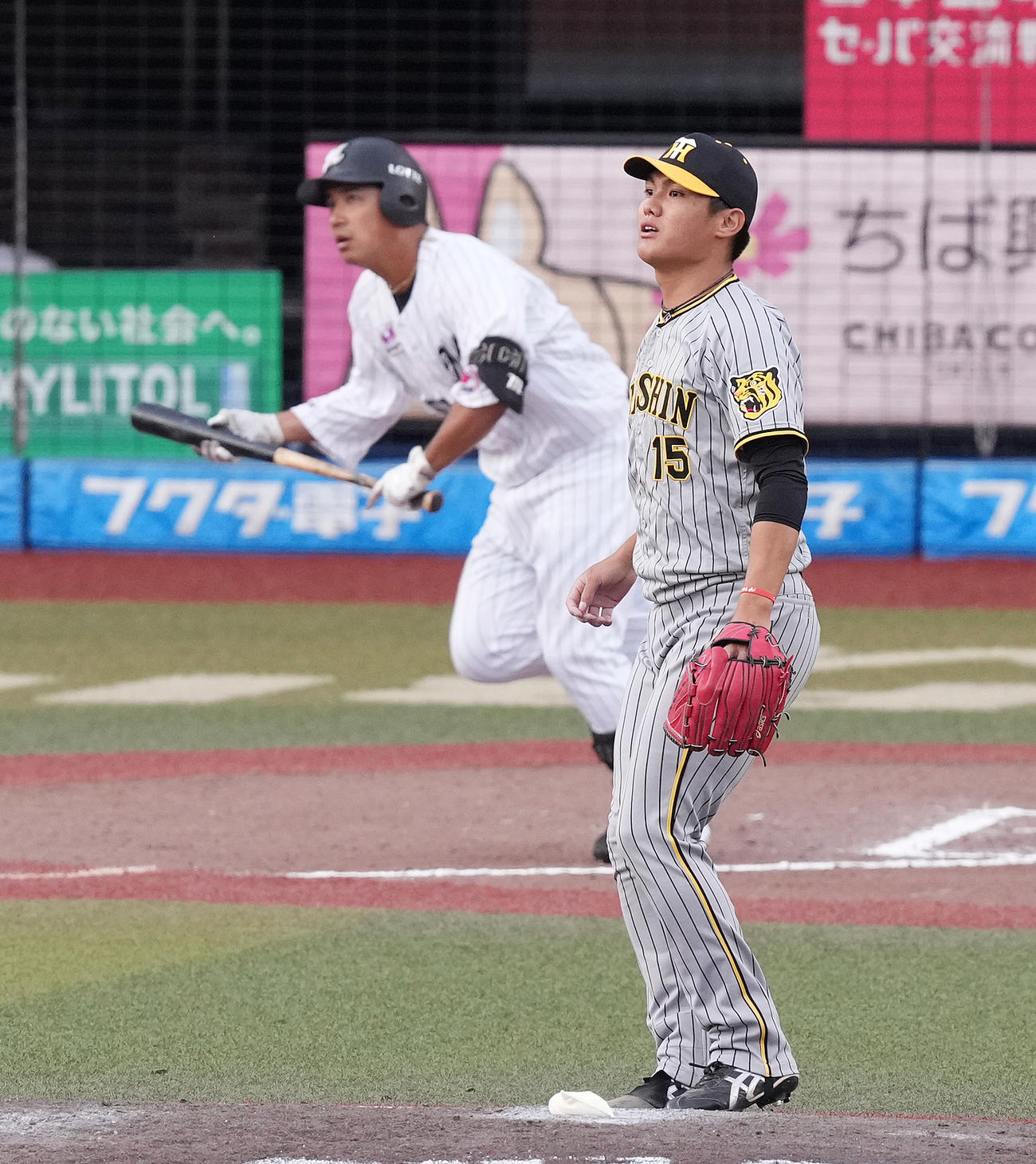 ロッテ対阪神　11回裏ロッテ2死二塁、愛斗にサヨナラの右適時二塁打を浴びる西純（撮影・鈴木みどり）