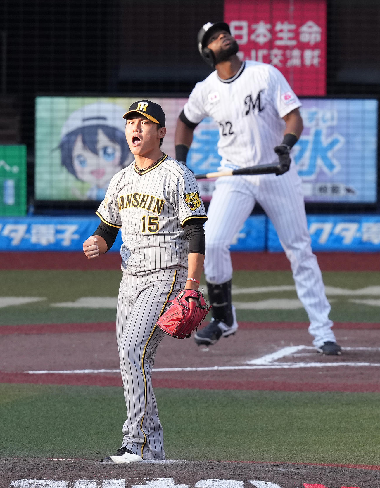 ロッテ対阪神　10回裏ロッテ2死二、三塁、ポランコを二飛に仕留めガッツポーズする西純（撮影・鈴木みどり）