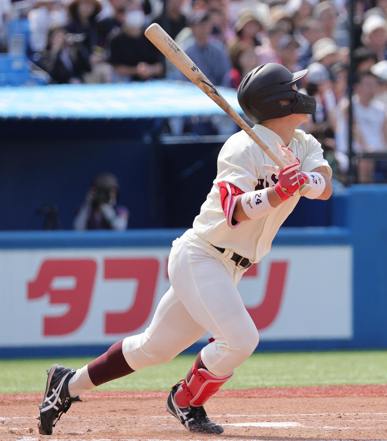 慶大対早大　6回裏早大1死一、三塁、左犠飛を放つ尾瀬（撮影・野上伸悟）