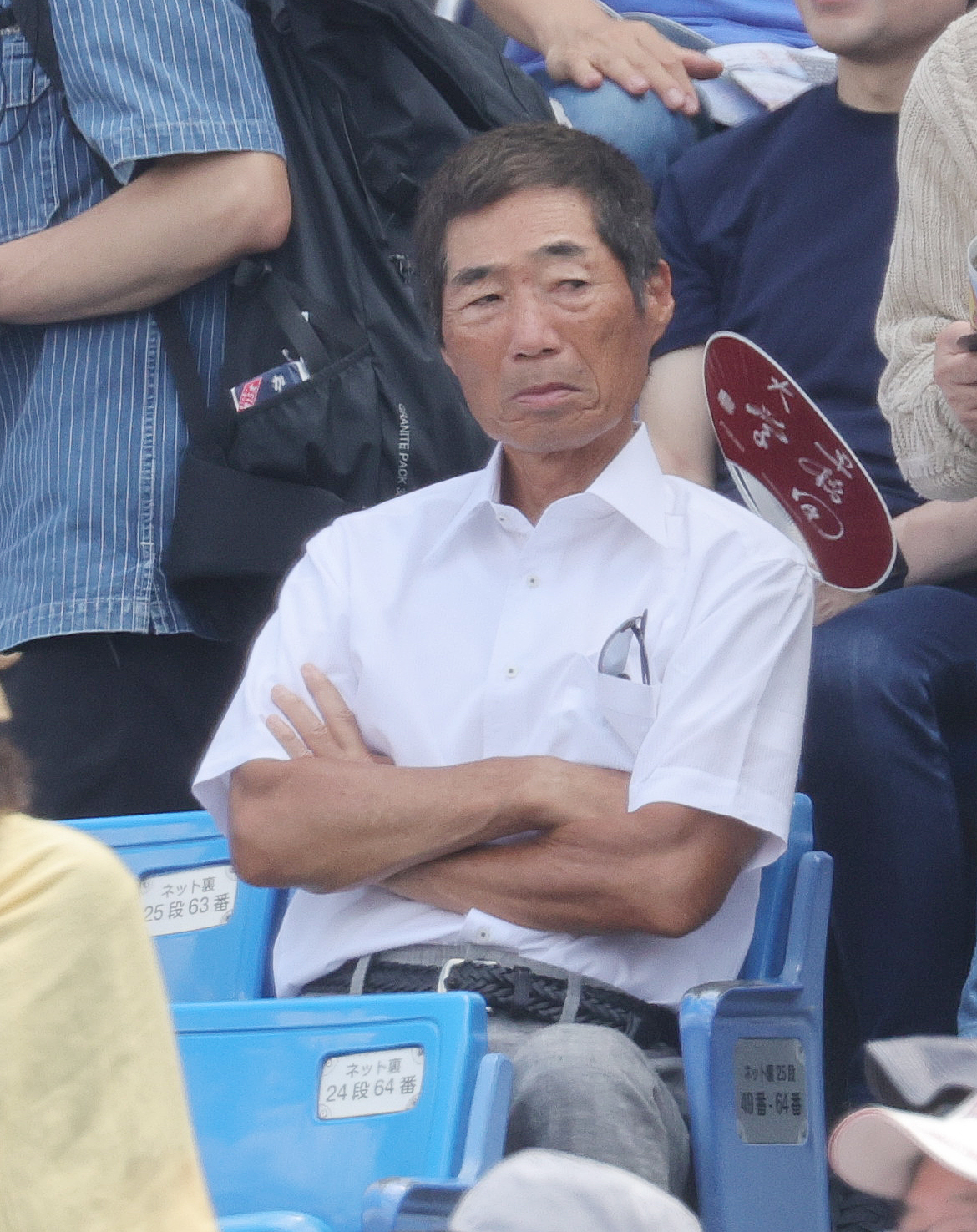 慶大対早大　帝京高前監督の観戦する前田三夫氏（撮影・野上伸悟）