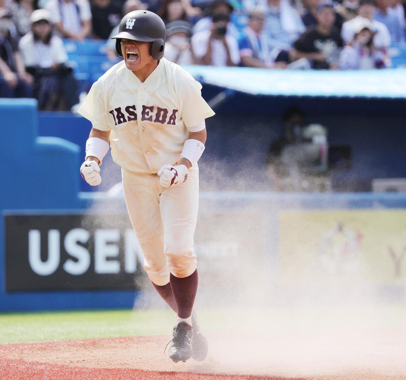 慶大対早大　6回裏早大1死一、三塁、尾瀬の犠飛で生還し喜ぶ石郷岡（撮影・野上伸悟）