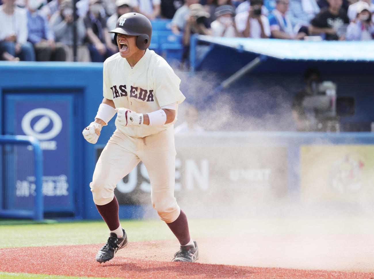 慶大対早大　6回裏早大1死一、三塁、尾瀬の犠飛で生還し喜ぶ石郷岡（撮影・野上伸悟）