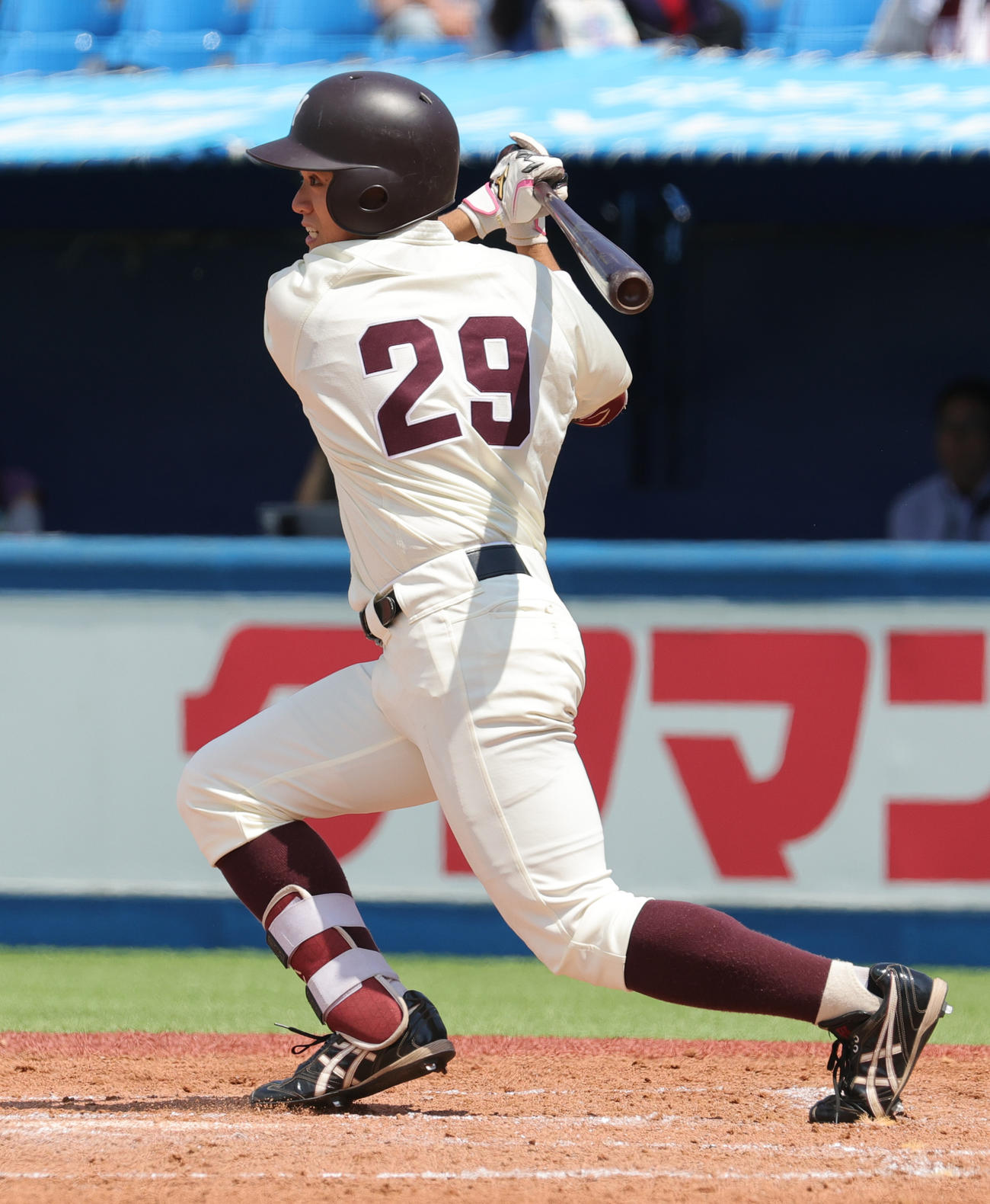 慶大対早大　2回裏早大2死一、二塁、先制中前適時打を放つ石郷岡（撮影・野上伸悟）