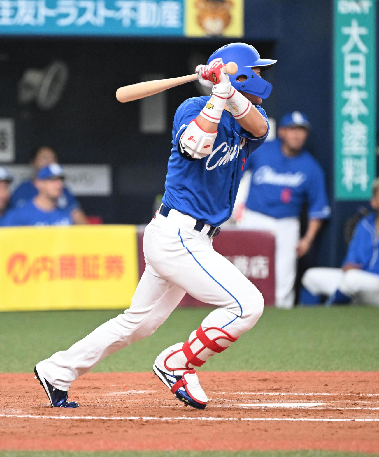 オリックス対中日　9回表中日無死一、三塁、中前適時打を放つ大島（撮影・和賀正仁）