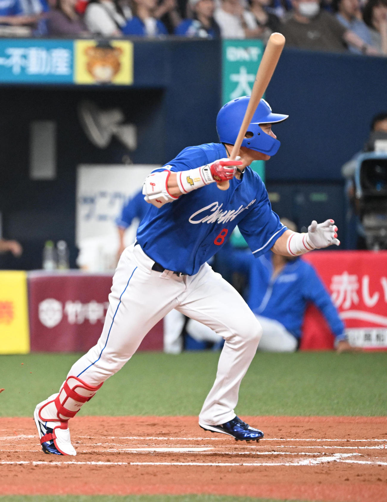 オリックス対中日　9回表中日無死一、三塁、中前適時打を放つ大島（撮影・和賀正仁）