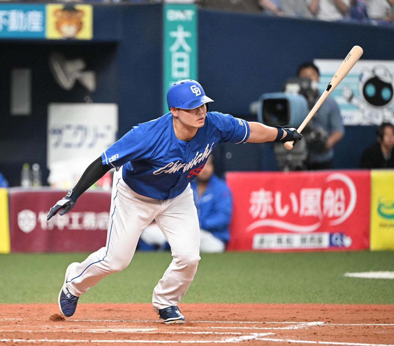 オリックス対中日　9回表中日無死二塁、右前打を放つ細川（撮影・和賀正仁）