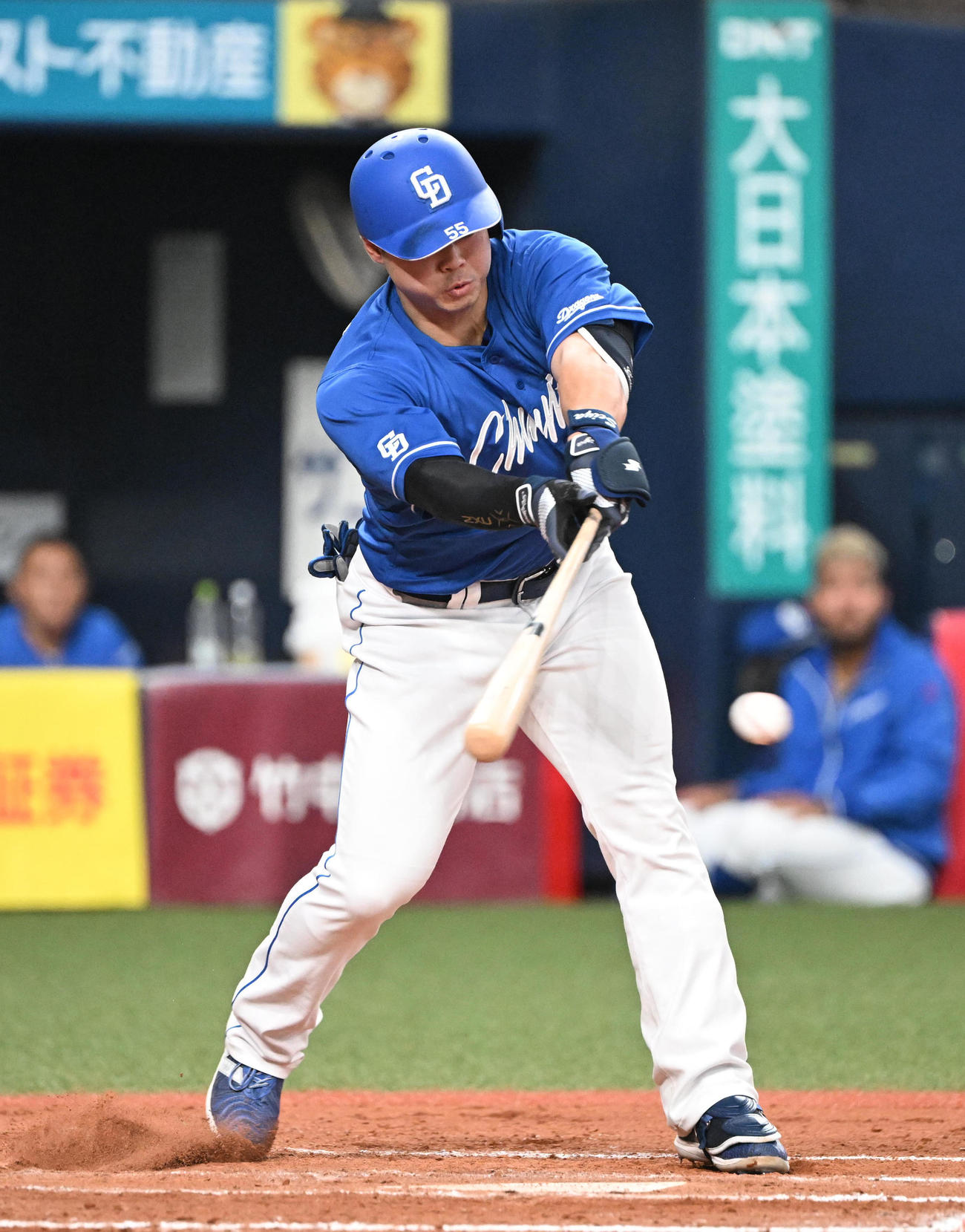 オリックス対中日　9回表中日無死二塁、右前打を放つ細川（撮影・和賀正仁）