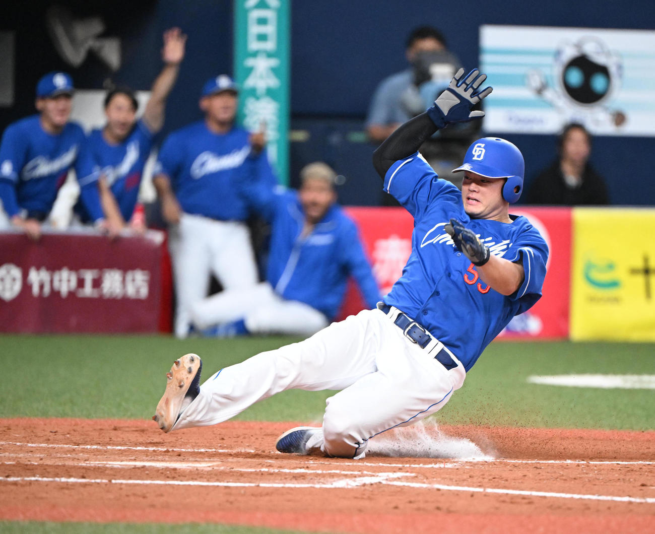 オリックス対中日　9回表中日1死満塁、石橋康太の右飛で生還する細川（撮影・和賀正仁）