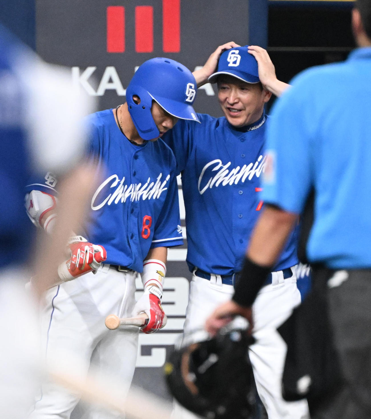 オリックス対中日　9回表中日無死一、三塁、代打大島（左）にアドバイスする立浪監督（撮影・和賀正仁）