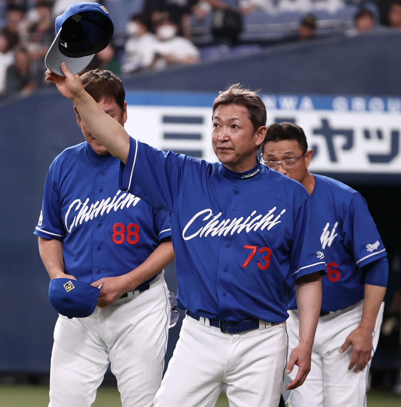 オリックス対中日　逆転勝ちした中日立浪和義監督は帽子をとってファンの声援に応える（撮影・西尾就之）
