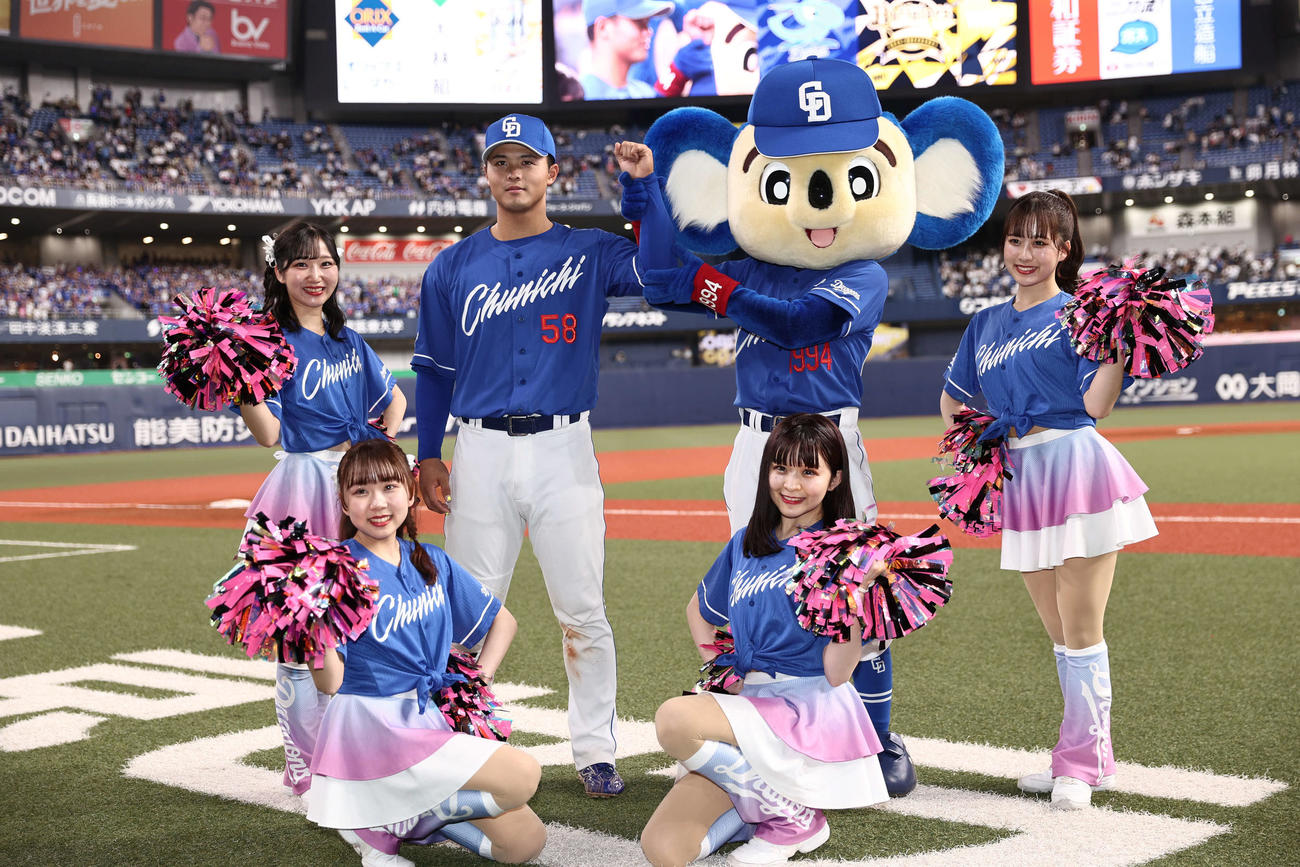 オリックス対中日　決勝犠飛を放った石橋はチアドラ、ドアラと写真に納まる（撮影・西尾就之）