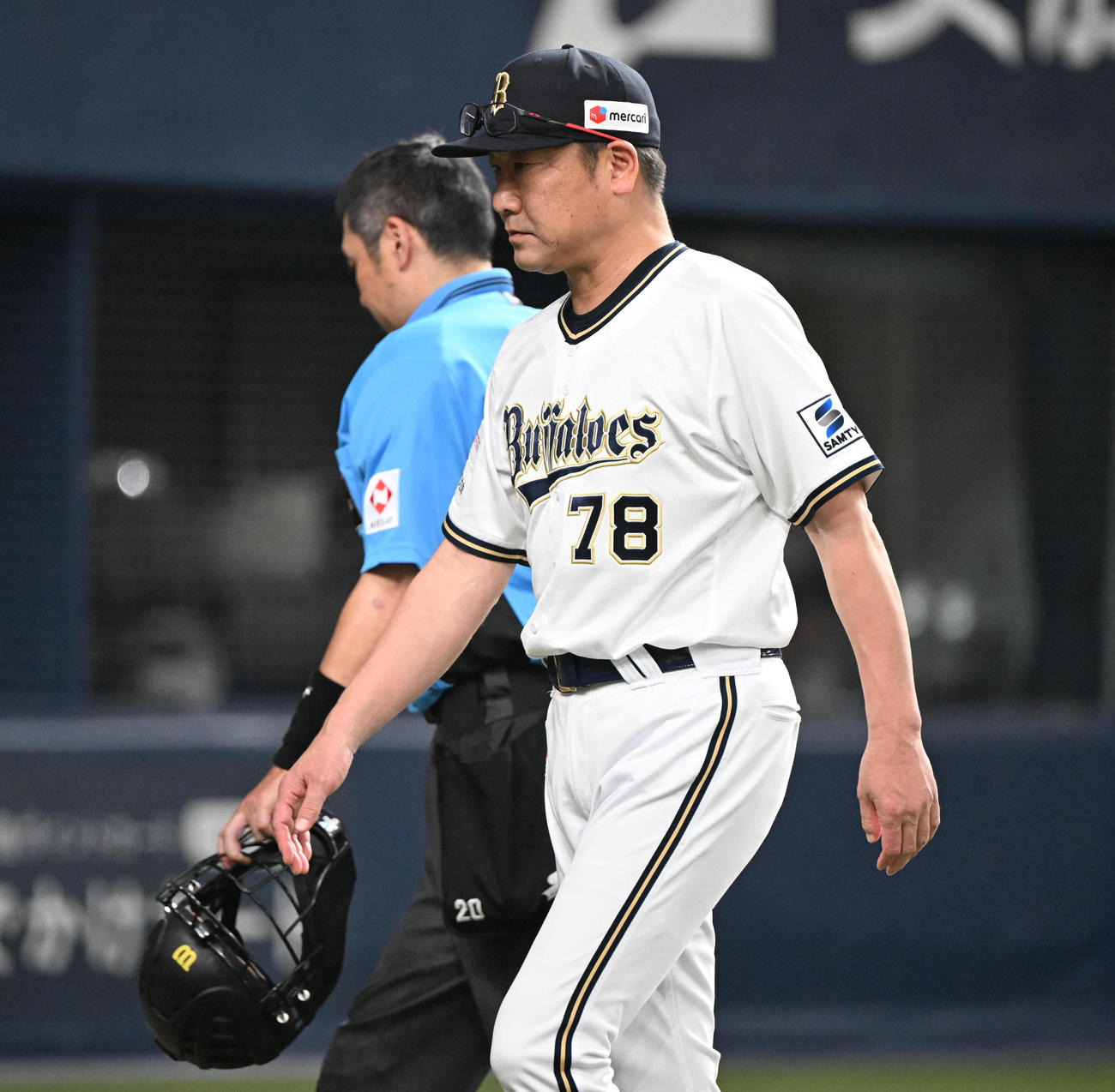 オリックス対中日　9回、勝ち越しを許し古田島の降板を告げるオリックス中嶋監督（撮影・和賀正仁）