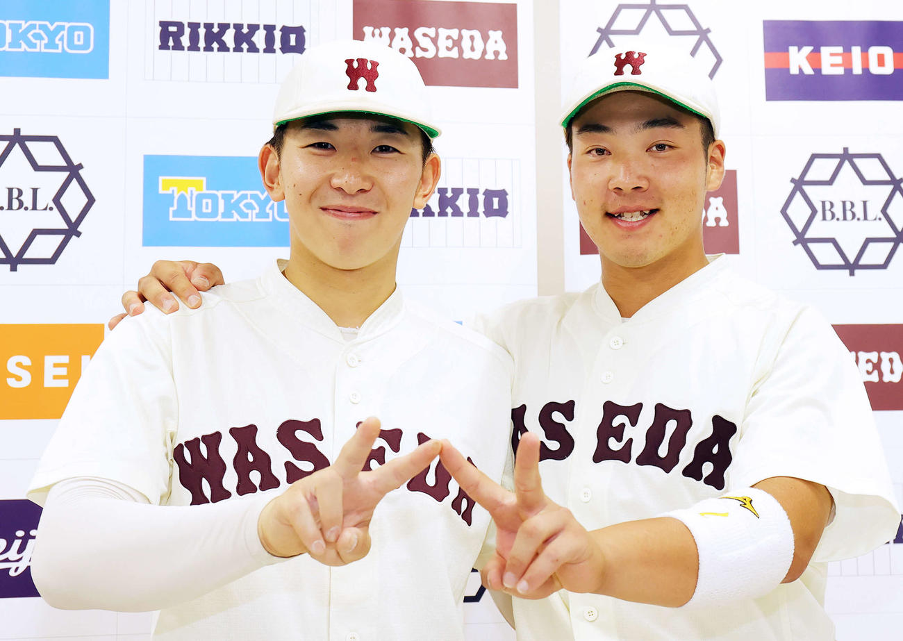 慶大対早大　先勝し笑顔でWポーズの早大・伊藤樹（左）と吉納（撮影・野上伸悟）