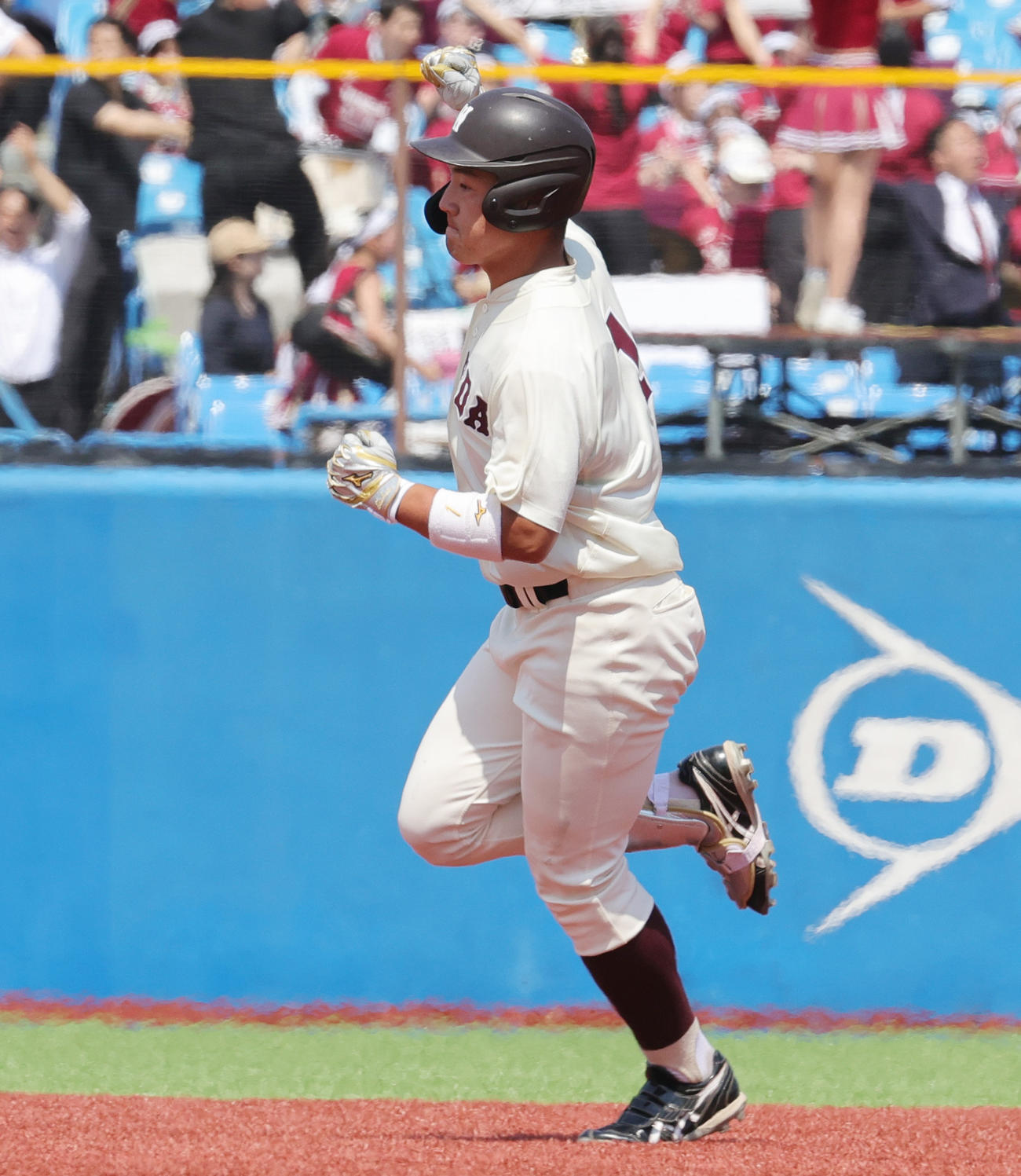 慶大対早大　3回裏早大2死、左越え本塁打を放ちガッツポーズの吉納（撮影・野上伸悟）