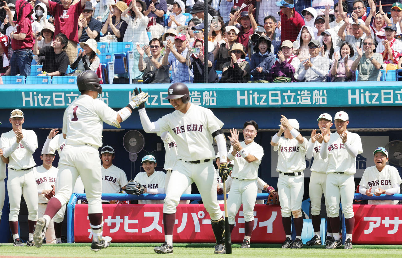 慶大対早大　3回裏早大2死、左越え本塁打を放ちベンチに迎えられる吉納（撮影・野上伸悟）