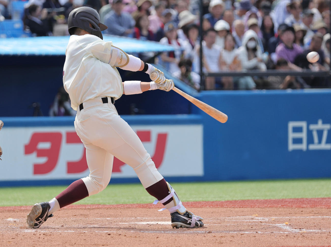 慶大対早大　6回裏早大2死二、三塁、中越え3点本塁打を放つ吉納（撮影・野上伸悟）