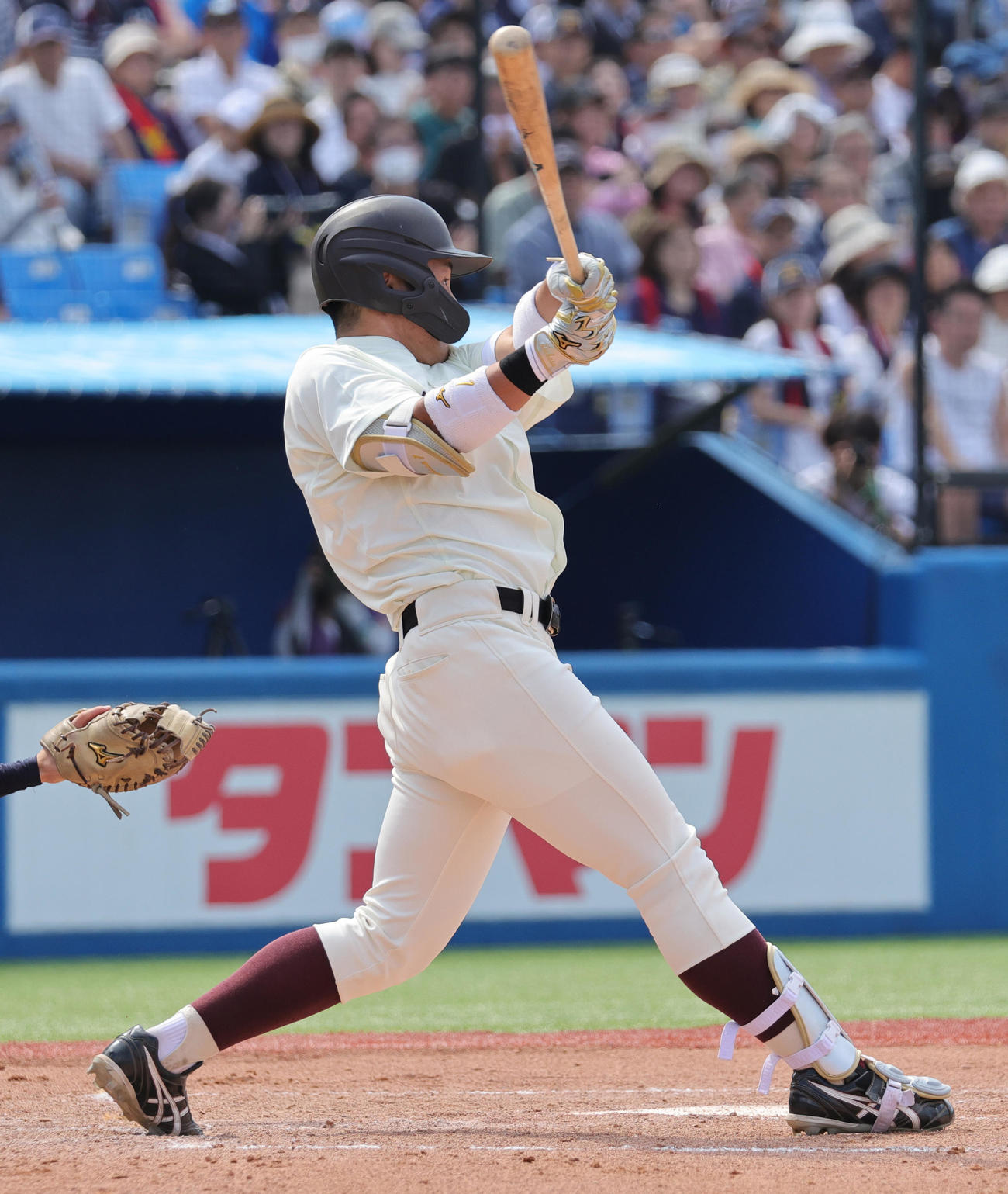 慶大対早大　6回裏早大2死二、三塁、中越え3点本塁打を放つ吉納（撮影・野上伸悟）