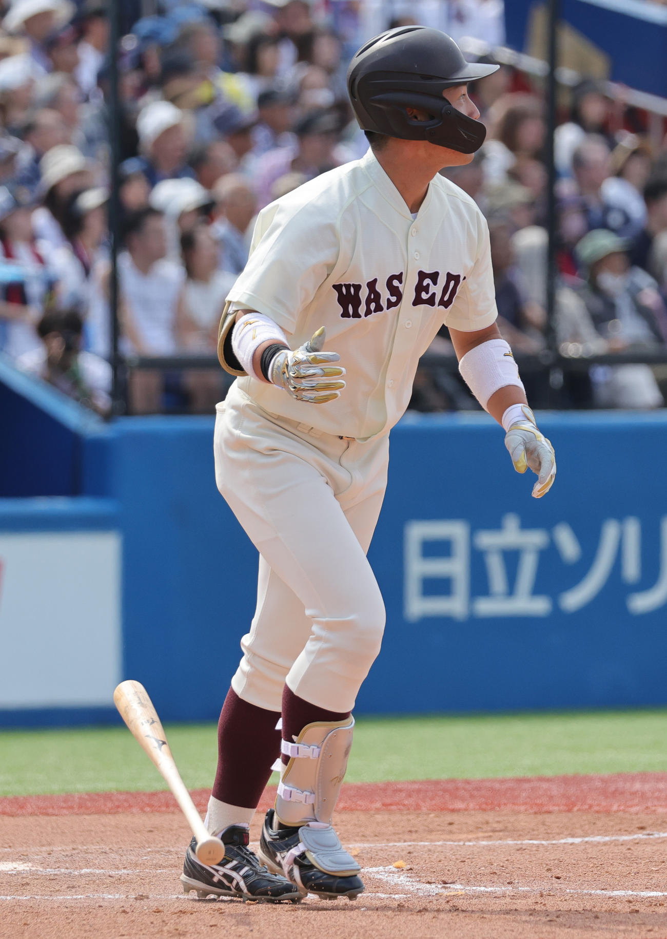 慶大対早大　6回裏早大2死二、三塁、中越え3点本塁打を放つ吉納（撮影・野上伸悟）