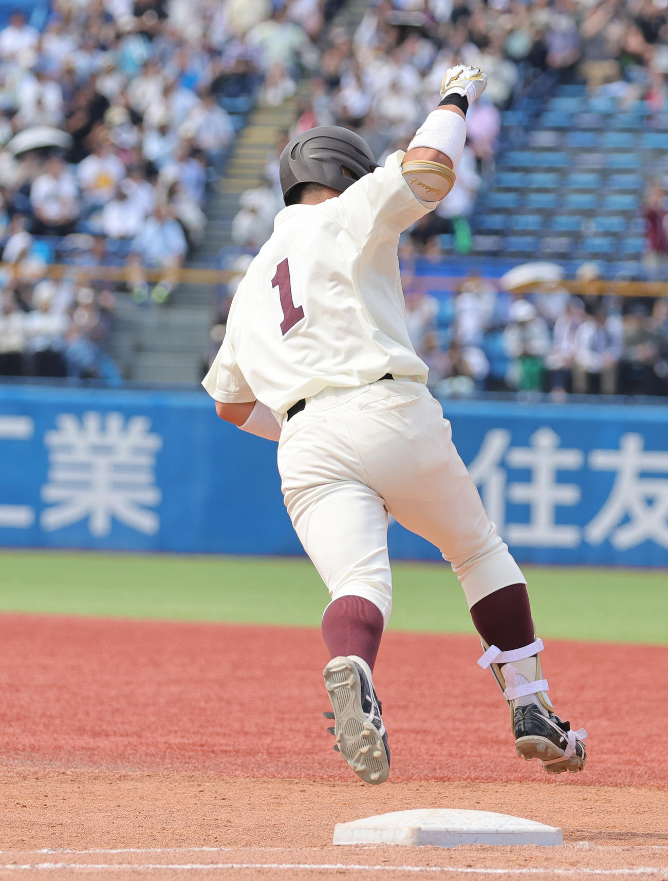 慶大対早大　6回裏早大2死二、三塁、中越え3点本塁打を放ち喜ぶ吉納（撮影・野上伸悟）