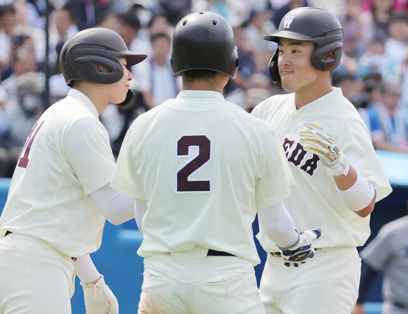 慶大対早大　6回裏早大2死二、三塁、中越え3点本塁打を放ち喜ぶ吉納（撮影・野上伸悟）