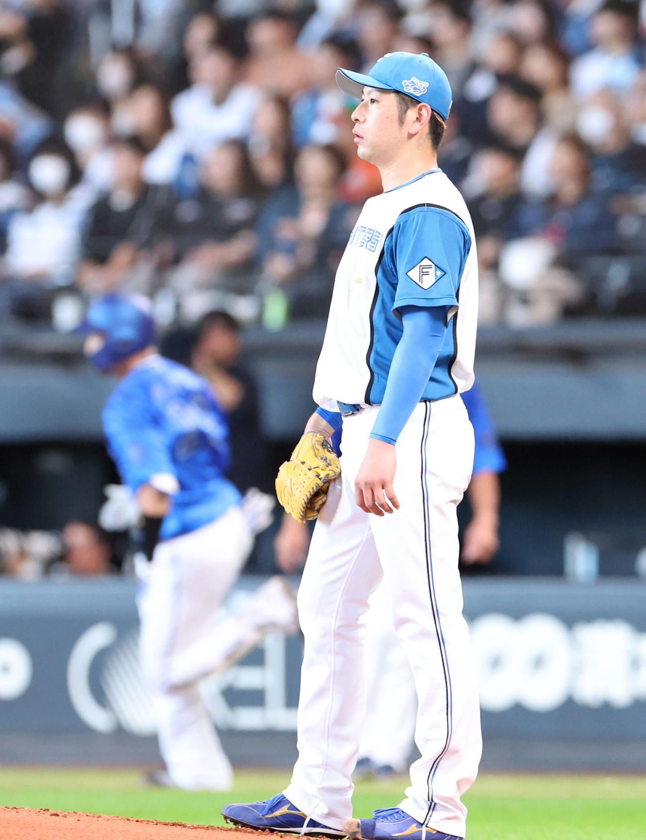 日本ハム対DeNA 2回表DeNA2死一塁、伊藤に左越え2点本塁打を浴びる加藤貴（撮影・佐藤翔太）