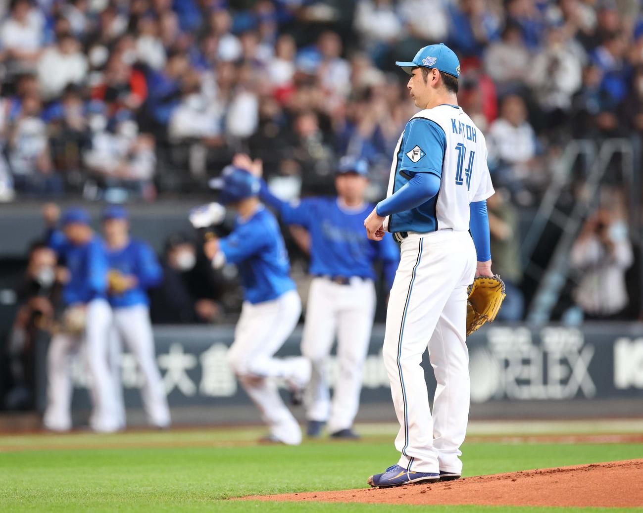 日本ハム対DeNA 2回表DeNA2死一塁、伊藤に左越え2点本塁打を浴びる加藤貴（撮影・黒川智章）