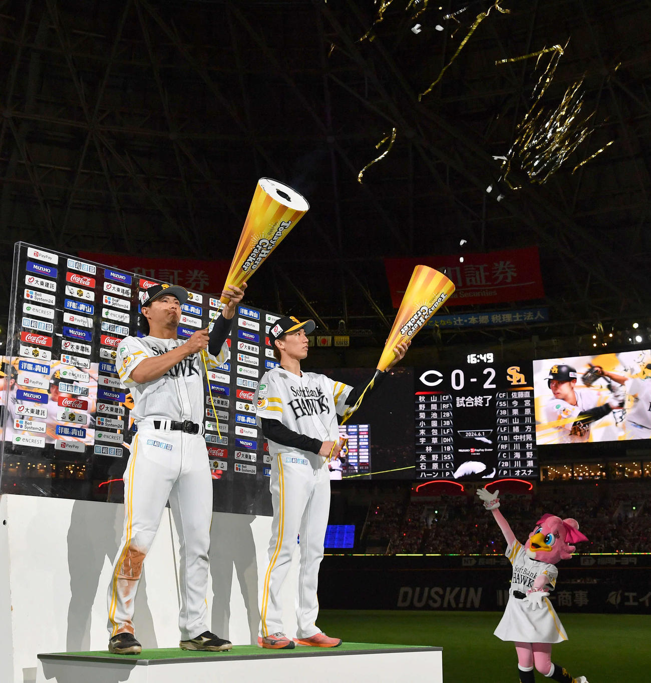 ソフトバンク対広島　広島に勝利し、巨大クラッカーで祝う佐藤直（左）と大津（撮影・岩下翔太）