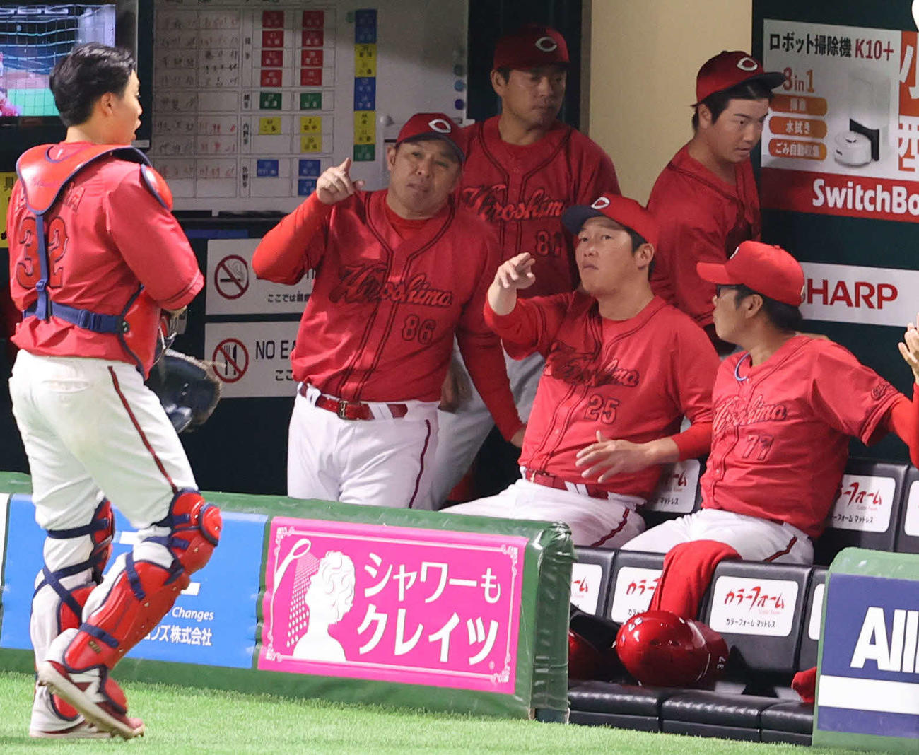 ソフトバンク対広島　ベンチで菊地原コーチと話をする新井監督（撮影・梅根麻紀）