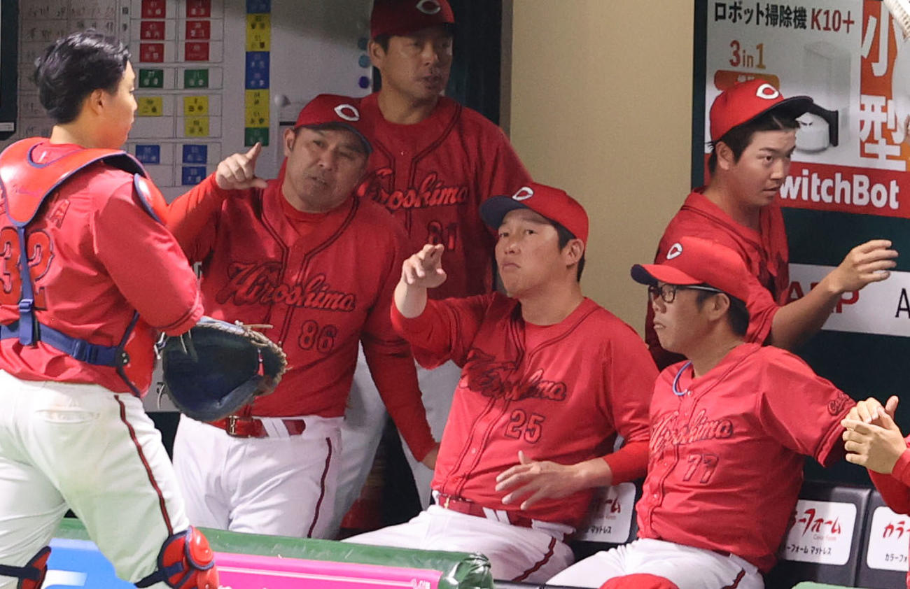 ソフトバンク対広島　ベンチで菊地原コーチと話をする新井監督（撮影・梅根麻紀）