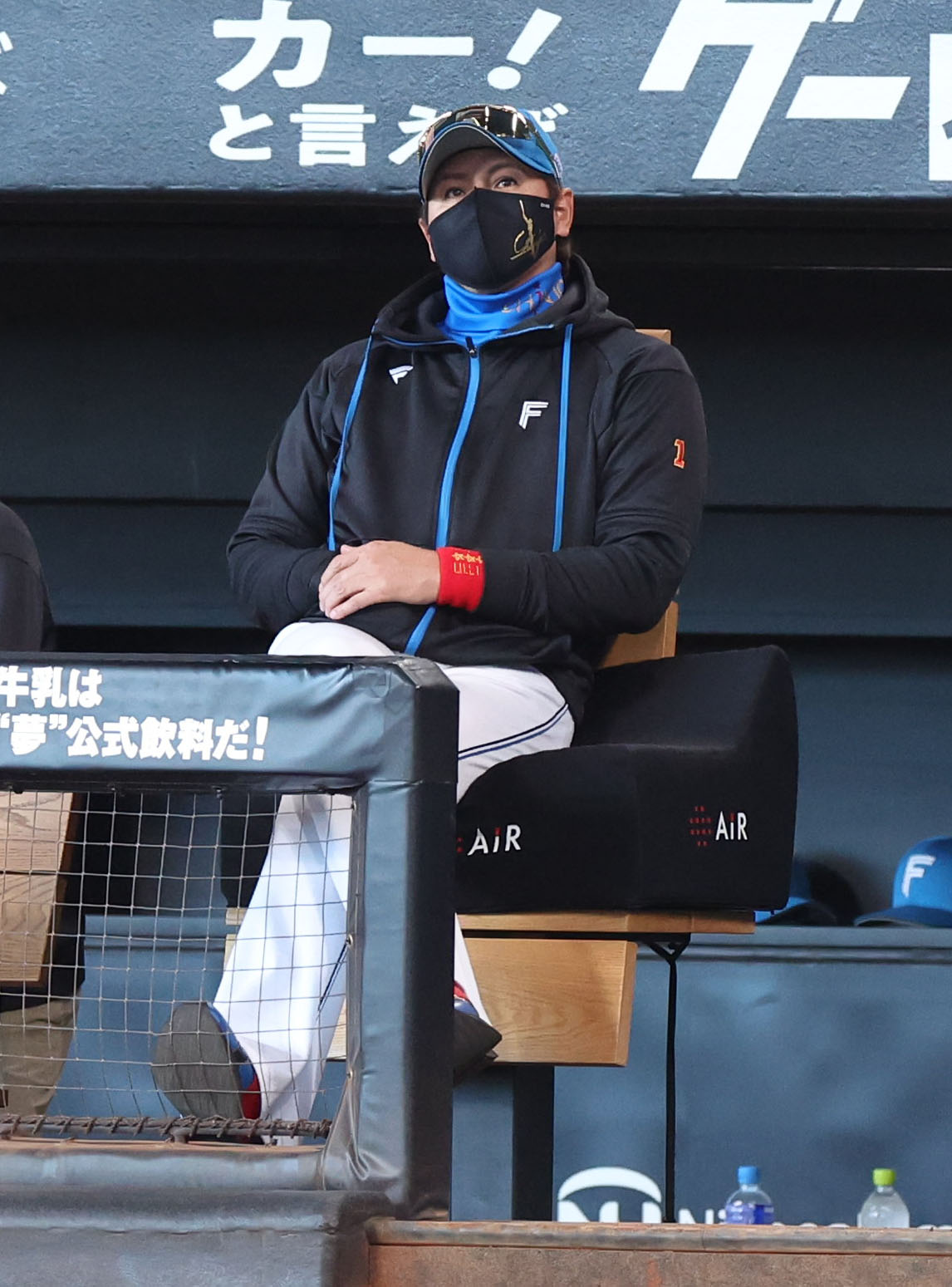 日本ハム対DeNA　遠くを見つめる日本ハム新庄監督（撮影・佐藤翔太）