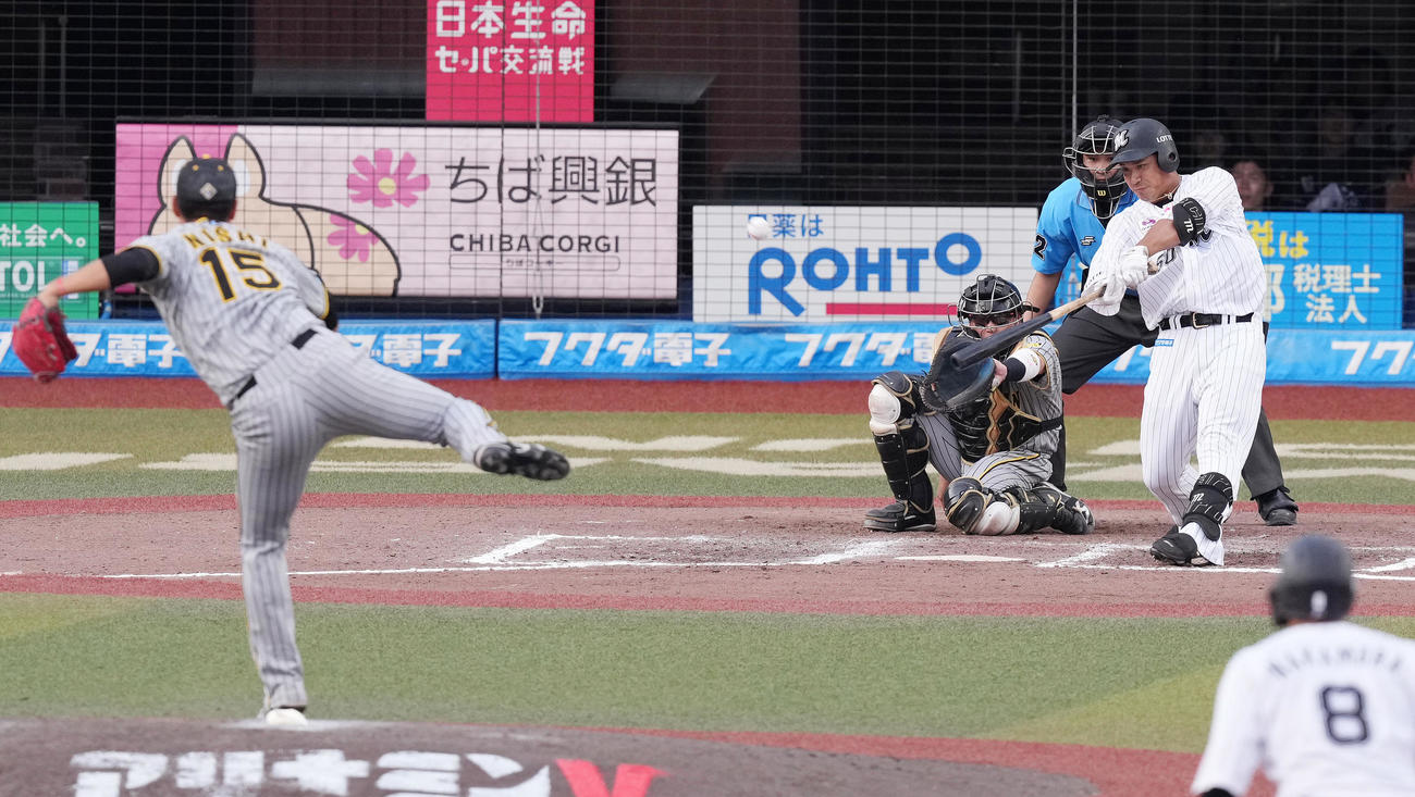 ロッテ対阪神　11回裏ロッテ2死二塁、サヨナラの右適時二塁打を放つ愛斗。投手西純（撮影・鈴木みどり）