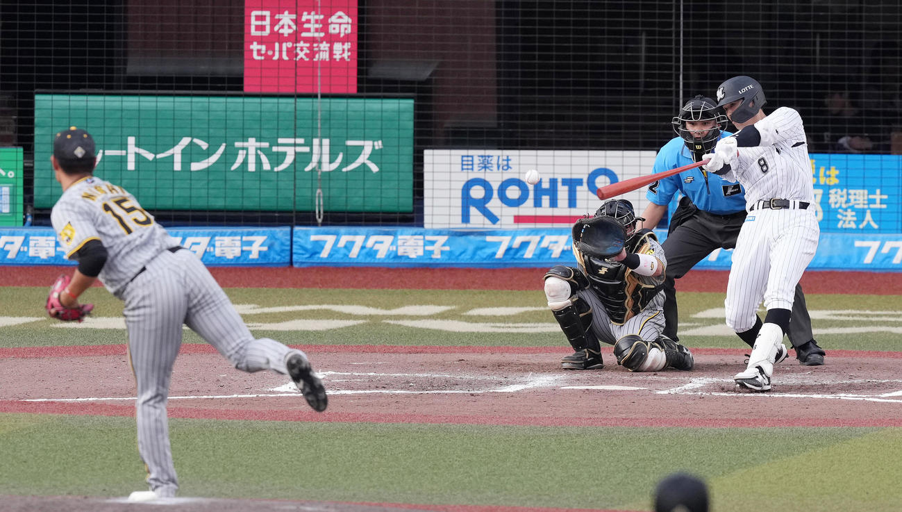 ロッテ対阪神　11回裏ロッテ無死、中前打を放つ中村奨。投手西純（撮影・鈴木みどり）